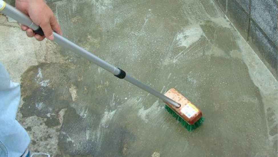 How to Remove Efflorescence From Concrete