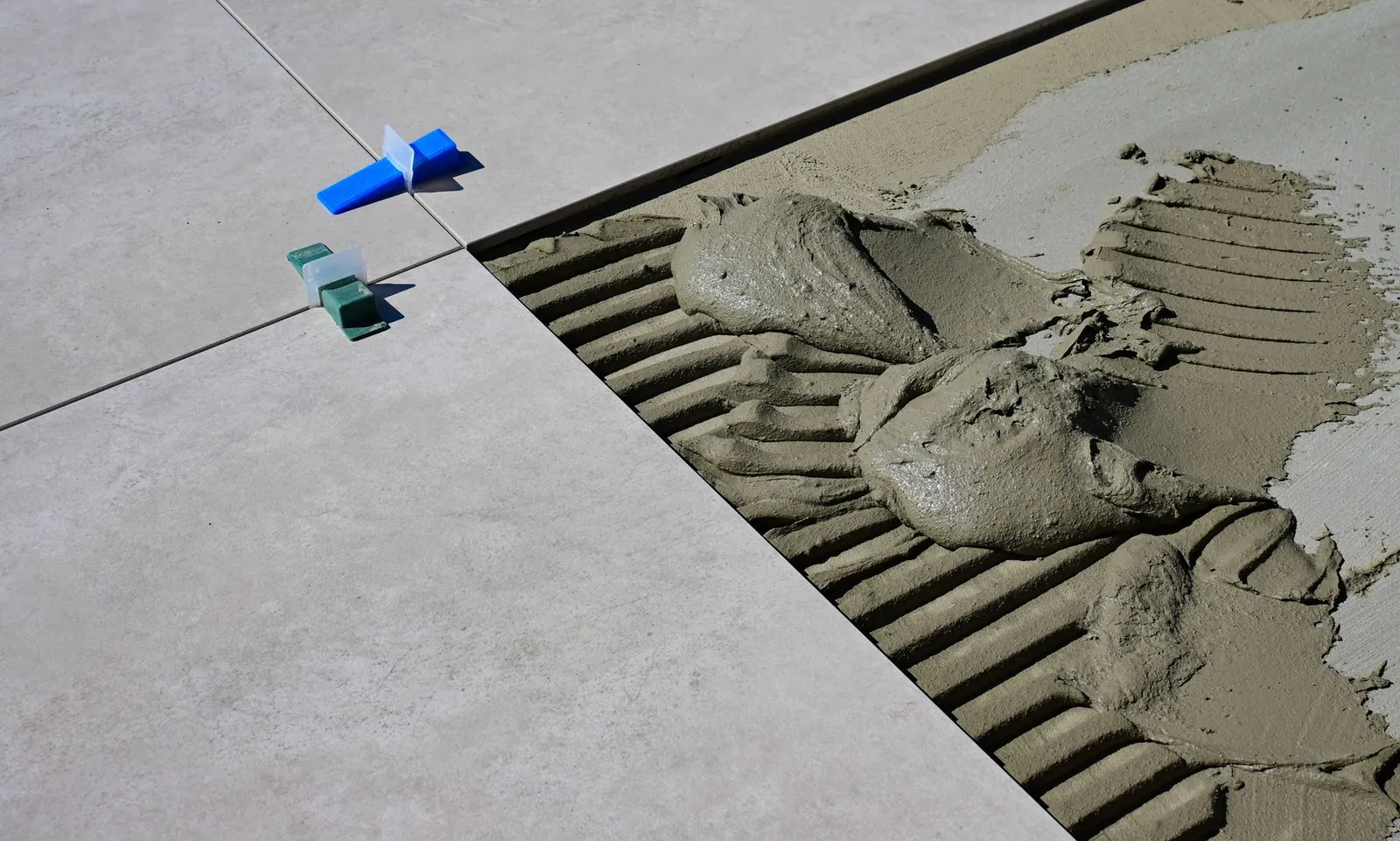Flexible sealant filling a control joint in epoxy floor